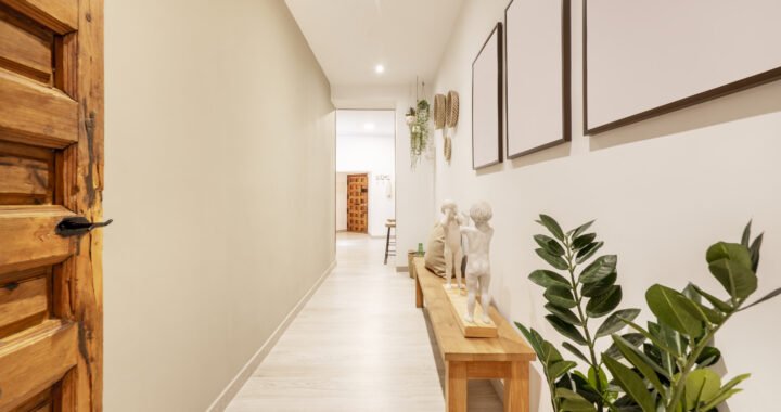 5 ideas creativas para decorar pasillos irregulares y aprovechar al máximo el espacio