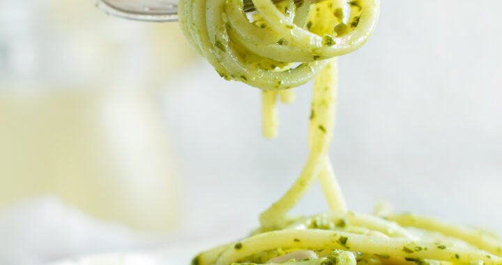 Receta de tallarines verdes caseros: ¡Aprende a preparar este delicioso platillo peruano!