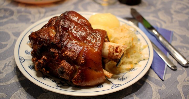 Receta deliciosamente tradicional de codillo al horno para disfrutar en casa