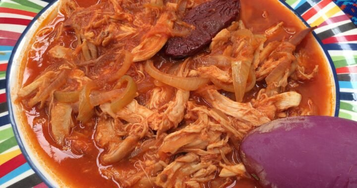 Receta fácil y deliciosa de tinga de pollo: ¡Aprende a prepararla en casa!