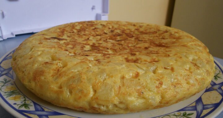Receta fácil y deliciosa de tortilla de papas casera – ¡Impresiona a todos con este clásico plato español!