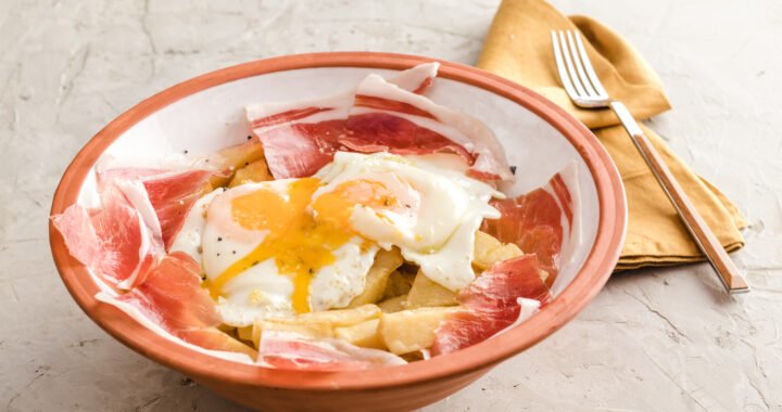Huevos rotos con jamón: la receta tradicional que debes probar