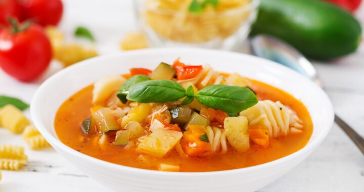 Receta fácil de minestrone: ¡Descubre cómo preparar este delicioso plato italiano en casa!