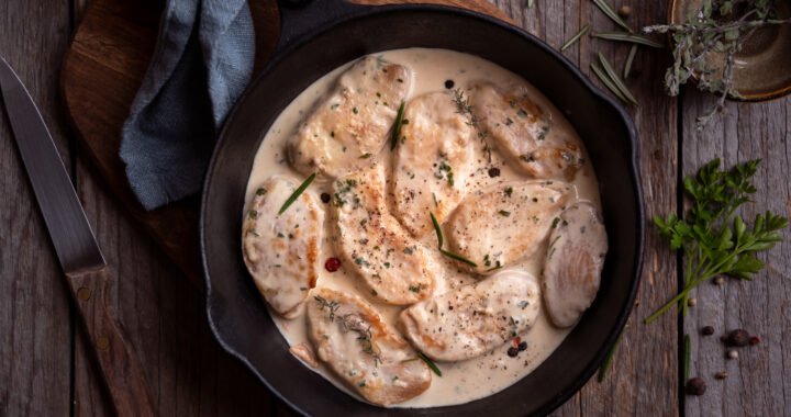 Receta deliciosamente fácil de pollo en salsa para sorprender a toda la familia