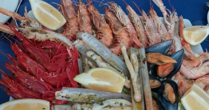 Mariscada: Delicioso festín de mariscos frescos para disfrutar en casa